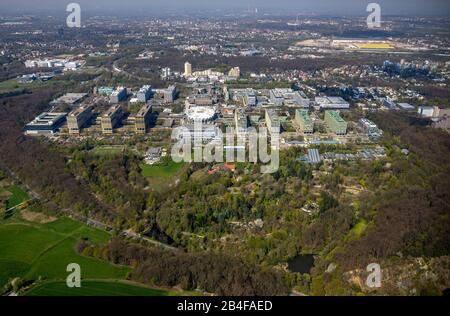 Luftbild der Ruhr-Universität in der Stadt mit dem Biomedizinzentrum in der Stadt, RUB mit Aula, Aula, dem größten Hörsaal in der Stadt in der Region um das Ruhrgebiet im Land Nordrhein-Westfalen, Deutschland Stockfoto
