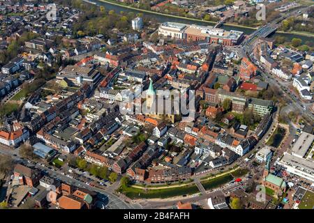 Luftaufnahme des Zentrums und der Innenstadt mit Kirchengebäude des Kirchenplatzes Sankt Agatha in Dorsten im Ruhrgebiet im Land Nordrhein-Westfalen, Deutschland. Stockfoto