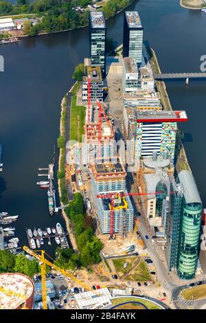 Luftbild der Baustelle in der Speditionsstraße im Düsseldorfer Medienhafen. Hier ist der Handelshafen und das Hafenbecken A das Heimathafenprojekt mit 400 Wohnungen in Düsseldorf im Stadtkreis III im Rheinland im Land Nordrhein-Westfalen, Deutschland Stockfoto