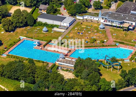 Luftbild des Freibads und öffentlichen Schwimmbades HeljensBad mit Schwimmbecken, Rundenbecken und Liegeflächen in Heiligenhaus im Ruhrgebiet im Bundesland Nordrhein-Westfalen in Deutschland, Stockfoto