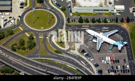 Luftbild vom Flughafen Köln/Bonn "Konrad Adenauer" mit Kreisverkehr zu den Parkplätzen und DEM ZERO-G-Restaurant im Flugzeug, Internationaler Flughafen im Südosten des Stadtgebietes in Köln-Grengel und zu einem kleinen Teil auf Troisdorfer Gebiet in Köln im Rheinland im Bundesland Nordrhein-Westfalen, Deutschland, Stockfoto