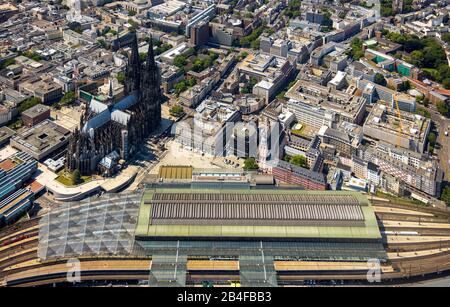 Luftbild der Innenstadt am linken Rheinufer mit Kölner Dom, Kölner Hauptbahnhof, Stadtpanorama in Köln im Rheinland im Land Nordrhein-Westfalen, Deutschland, Rheinland, Europa, Kölner Dom, Bahnhofshalle, Bahnhofsdach Köln, Innenstadt, Innenstadt, Musical Dome Stockfoto