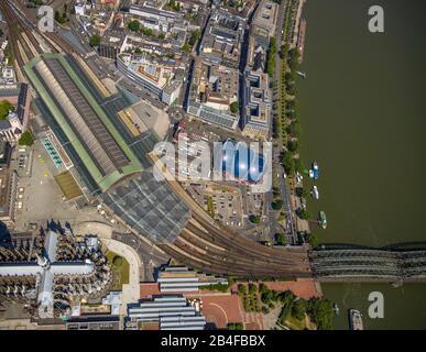 Luftbild der Innenstadt am linken Rheinufer mit Kölner Dom, Kölner Hauptbahnhof, Stadtpanorama in Köln im Rheinland im Land Nordrhein-Westfalen, Deutschland, Rheinland, Europa, Kölner Dom, Bahnhofshalle, Bahnhofsdach Köln, Innenstadt, Innenstadt, Musical Dome Stockfoto