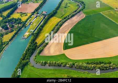 Luftbild der Schleuse Flaesheim mit Frachtschiff in der kleineren Schleusenkammer am Wesel-Datteln-Kanal in Haltern am See im Naturpark hohe Mark-Westmünsterland im Land Nordrhein-Westfalen, Deutschland Stockfoto