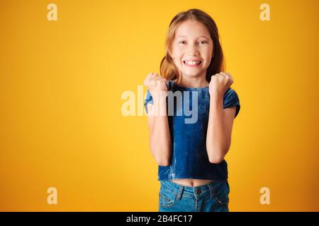 Kleines Redhead-Mädchen Springt Vor Freude Und Glück Stockfoto