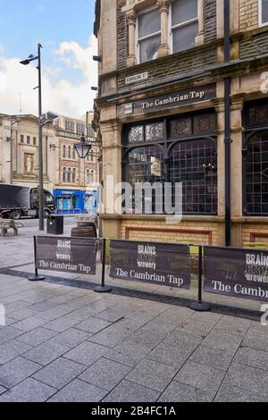 Das Pub Cambrian Tap an der Ecke St Mary's Street in Cardiff, South Wales Stockfoto