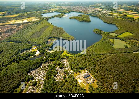 Luftbild des Halterner Reservoirs, Trinkwassergewinnung durch Gelsenwerk in Haltern am See im Naturpark hohe Mark-Westmünsterland im Land Nordrhein-Westfalen, Deutschland. Blick von Osten über den künstlichen Trinkwassersee auf der Stadt Haltern. Stockfoto