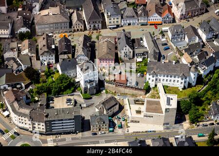 Luftbild zur Altstadt Arnsbergs mit Sauerland-Museum und Neubau Sauerland-Museum am Altmarkt in Arnsberg im Sauerland im Land Nordrhein-Westfalen in Deutschland Stockfoto