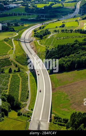 Luftbild des Ausbaus der AUTOBAHN A44 mit den Brücken bei Bestwig-Nuttlar mit Anschluss an die B7-Straße bei Olsberg in Bestwig im Sauerland im Land Nordrhein-Westfalen, Deutschland, Stockfoto