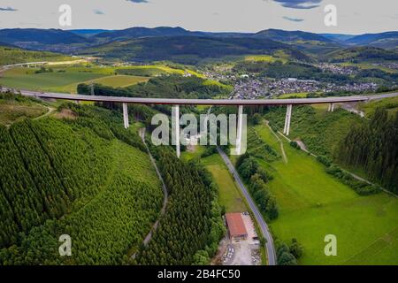 Luftbild der höchsten Autobahnbrücke in Nordrhein-Westfalen und Ausbau der AUTOBAHN A44 mit den Brücken bei Bestwig-Nuttlar mit Anschluss an die B7-Straße bei Olsberg im Bestwig-Sauerland im Land Nordrhein-Westfalen, Deutschland. Stockfoto