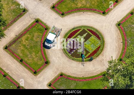 Luftbild von Schloss Berge mit Garten und Bett mit Stadtemblem von Gelsenkirchen mit Gärtner, der im Blumenbeet mit Hilfe einer Leiter in Gelsenkirchen im Ruhrgebiet in Nordrhein-Westfalen in Deutschland, Gelsenkirchen, Ruhrgebiet, Nordrhein-Westfalen, Deutschland arbeitet Stockfoto