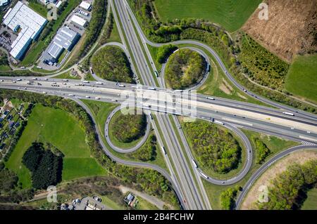 Luftbild des Autobahnkreuzes Olpe, Autobahnkreuz Wende mit der Sauerlandlinie A45 und Autobahn A4 in Form eines Schamrocks in wendischen im Sauerland im Bundesland Nordrhein-Westfalen, Deutschland. Stockfoto