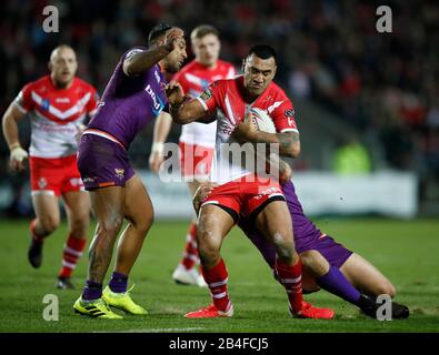 Das Zeb Taia von St Helens Heiligen wird während des Betfred Super League-Spiels im Totally Wicked Stadium, St Helens, von Kenny Edwards (links) und Joe Wardle (rechts) von Huddersfield Giants angepackt. Stockfoto