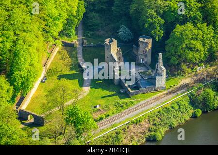 Luftbild vom Bahnhof bei der Ruine Hardenstein an der Ruhr-Station in Witten im Ruhrgebiet im Bundesland Nordrhein-Westfalen, Deutschland. Stockfoto