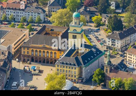 Luftbild des gegenüber dem wieder aufgebauten Getreidemarkt gelegenen Rathauses Witten im Ruhrgebiet im Bundesland Nordrhein-Westfalen, Deutschland. Stockfoto