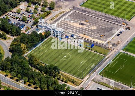 Luftbild des Trainingsgeländes ARENAPARK Schalke, Veltinsarena und Schalke mit dem alten Parkstadion und Hotel Innenhof Gelsenkirchen, Rehaklinik medicos.AufSchalke Reha GmbH & Co. Kg und altem Parkstadion in Erle, Gelsenkirchen, Ruhrgebiet, Nordrhein-Westfalen, Deutschland, Stockfoto