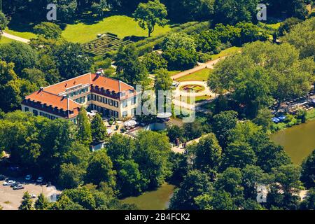 Luftbild von Schloss Berge mit Garten und Bett mit Stadtemblem von Gelsenkirchen mit Gärtner, der im Blumenbeet mit Hilfe einer Leiter in Gelsenkirchen im Ruhrgebiet in Nordrhein-Westfalen in Deutschland, Gelsenkirchen, Ruhrgebiet, Nordrhein-Westfalen, Deutschland arbeitet Stockfoto