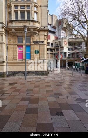 Blick auf die Ecke, wo die Trinity Street auf Hayes, Cardiff, South Wales trifft Stockfoto