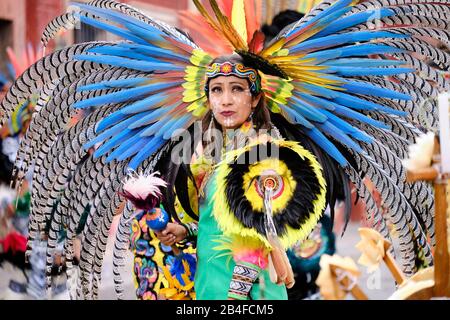 San Miguel de Allende, Mexiko, 6. März 2020. Frau in farbenfrohen Federkostümen, die Teil der jährlichen Feier der Señor de la Conquista ist, zu Ehren des Bildes Christi in der Parroquia de San Miguel Arcangel mit Einheimischen, die Prozessionen durch die Straßen der Stadt in ausgeklügelten prähispanischen Kostümen und gefederten Kopfbedeckungen machen und sich auf den Weg zum zentralen Garten vor der Kirche machen, wo sie zeremonielle Tänze aufführen. Quelle: Meanderingemu/Alamy Live News Stockfoto