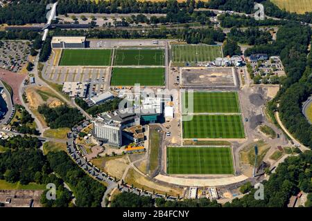 Luftbild des Trainingsgeländes ARENAPARK Schalke, Veltinsarena und Schalke mit dem alten Parkstadion und Hotel Innenhof Gelsenkirchen, Rehaklinik medicos.AufSchalke Reha GmbH & Co. Kg und altem Parkstadion in Erle, Gelsenkirchen, Ruhrgebiet, Nordrhein-Westfalen, Deutschland, Stockfoto