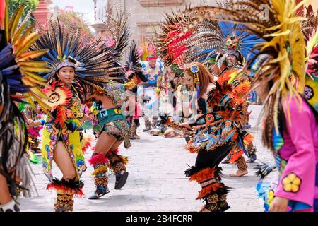 San Miguel de Allende, Mexiko, 6. März 2020. Gruppe von Tänzern, die an der jährlichen Feier des Señor de la Conquista teilnehmen, zu Ehren des Bildes Christi in der Parroquia de San Miguel Arcangel mit Einheimischen, die Prozessionen durch die Straßen der Stadt in ausgeklügelten prähispanischen Kostümen und gefederten Kopfbedeckungen machen und sich auf den Weg zum zentralen Garten vor der Kirche machen, wo sie zeremonielle Tänze aufführen. /Alamy Live News Stockfoto