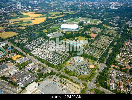 Luftbild des ARENAPARK Schalke, Veltinsarena und Schalkes Trainingsgelände mit dem alten Parkstadion und Hotel Innenhof Gelsenkirchen, Rehaklinik medicos.AufSchalke Reha GmbH & Co. KG und altem Parkstadion in Erle, Gelsenkirchen, Ruhrgebiet, Nordrhein-Westfalen, Deutschland, Gewerbegebiet, Wirtschaftsentwicklung Gelsenkirchen, Gewerbegebiet Stockfoto