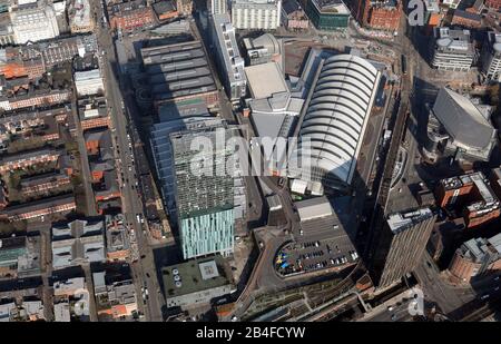 Luftbild des Manchester Central Convention Complex, des Beethoven Tower und verschiedener Geschäfte in Deansgate, Manchester Stockfoto