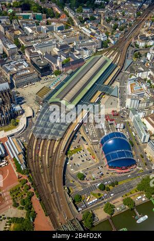 Luftbild der Innenstadt am linken Rheinufer mit Kölner Dom, Kölner Hauptbahnhof, Stadtpanorama in Köln im Rheinland im Land Nordrhein-Westfalen, Deutschland, Rheinland, Europa, Kölner Dom, Bahnhofshalle, Bahnhofsdach Köln, Innenstadt, Innenstadt, Musical Dome Stockfoto