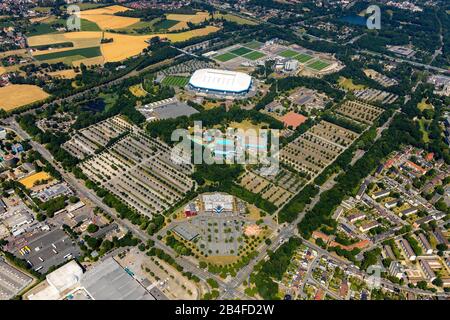 Luftbild des Trainingsgeländes ARENAPARK Schalke, Veltinsarena und Schalke mit dem alten Parkstadion und Hotel Innenhof Gelsenkirchen, Rehaklinik medicos.AufSchalke Reha GmbH & Co. Kg und altem Parkstadion in Erle, Gelsenkirchen, Ruhrgebiet, Nordrhein-Westfalen, Deutschland, Stockfoto