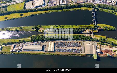 Luftbild der Ruhrschleuse Duisburg im Hafen Duisport AG an der Ruhr-Flussstrecke mit der Rheinmündung in Übersicht und Details in Ruhrort in Duisburg im Ruhrgebiet im Land Nordrhein-Westfalen in Deutschland. Stockfoto