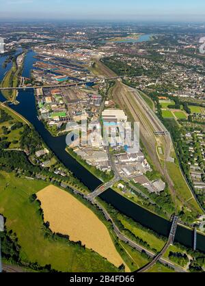 Luftbild des Rhein-Herne-Kanals mit Güterbahnhof Mittelmeiderich zur Duisport AG Duisburg an der Ruhrniederung mit Rheinmündung in Übersicht und Details in Ruhrort in Duisburg im Ruhrgebiet im Bundesland Nordrhein-Westfalen in Deutschland. Stockfoto