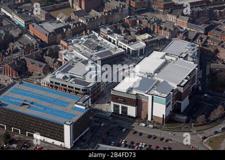 Luftansicht des Stadtzentrums von Warrington, einschließlich des neu erbauten Cockhecke Shopping Park, Cheshire, Großbritannien Stockfoto