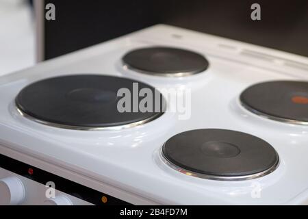 Küchenzubehör moderner elektrischer weißer Herd. Nahaufnahme. Stockfoto
