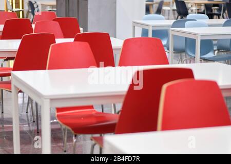 Moderne Tische und rote Stühle in Einkaufszentren. Nahaufnahme. Stockfoto