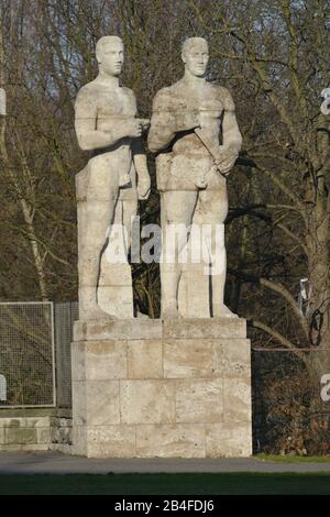 Großsplastiken 'Stafelleufer und Diskuswerfer', Olympiastadion, Charlottenburg, Berlin, Deutschland Stockfoto