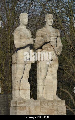 Großsplastiken 'Stafelleufer und Diskuswerfer', Olympiastadion, Charlottenburg, Berlin, Deutschland Stockfoto