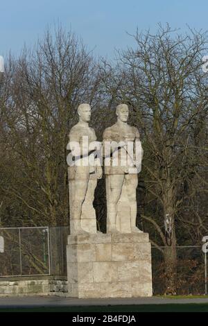 Großsplastiken 'Stafelleufer und Diskuswerfer', Olympiastadion, Charlottenburg, Berlin, Deutschland Stockfoto