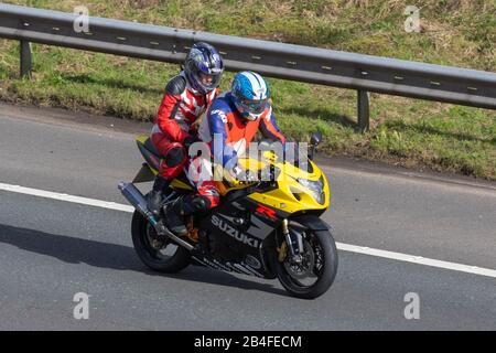 Suzuki GSX-R600 eine 600-cc-Klasse, Supersport, Sportfahrrad in Suzukis Motorrädern der Serie GSX-R; Fahrzeugverkehr, zwei Radwege, moderne Fahrzeuge, Motorräder, Fahrzeuge, Straßen, Motorradfahrer, die auf der Autobahn M6 in Chorley, Großbritannien fahren Stockfoto