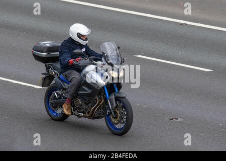 Yamaha XT1200Z Super Ténéré Motorradfahrer; Fahrzeugverkehr, Zweiradtransport, moderne Fahrzeuge, Motorräder, Fahrzeug, Straßen, Motorradfahrer, die auf der Autobahn M6 in Chorley, Großbritannien fahren Stockfoto