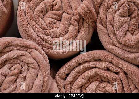 Moderne beige Handtücher aufgerollt. Nahaufnahme. Stockfoto