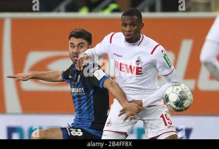 Paderborn, Deutschland. März 2020. Fußball: Bundesliga, SC Paderborn 07 - 1. FC Köln, 25. Spieltag in der Benteler Arena. Der aus Paderborn stammende Gerrit Holtmann (l) kämpft mit Kingsley Ehizibue (r) aus Köln um den Ball. Credit: Friso Gentsch / dpa - WICHTIGER HINWEIS: Gemäß den Vorschriften der DFL Deutsche Fußball Liga und des DFB Deutscher Fußball-Bund ist es untersagt, im Stadion und/oder aus dem fotografierten Spiel in Form von Sequenzbildern und/oder videoähnlichen Fotoserien auszunutzen oder auszunutzen./dpa/Alamy Live News Stockfoto