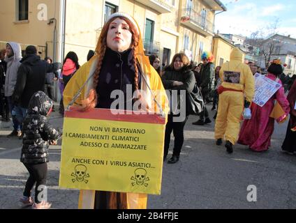 Mädchen protestiert wegen des Klimas und gegen Viren im montemarano Karneval Stockfoto