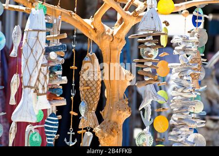 Verschiedene Windschimmel aus Holz als Dekoration und Souvenirs Stockfoto