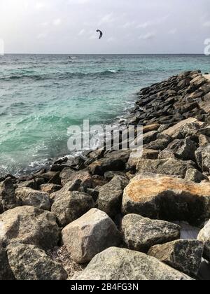 Große Steine und Kitesurfer, Maafushi, Malediven, Asien Stockfoto