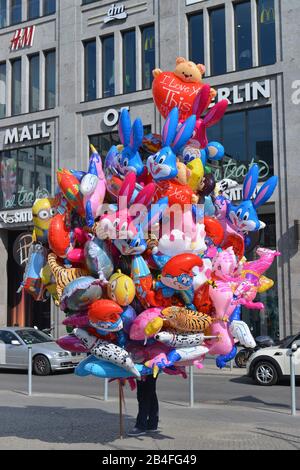 Ballonverkaeufer, Mall Berlin, Leipziger Platz, Mitte, Berlin, Deutschland Stockfoto