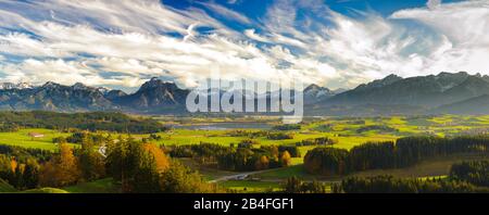 Panorama Landschaft in Bayern mit Hopfensee im Allgäu und der Bergkette der Alpen mit Berg Säuling vor Füssen. Stockfoto