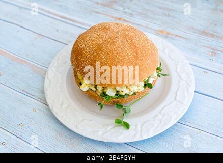 Ein Eiersalat-Sandwich auf einem Teller mit Erbsensprossen. Stockfoto