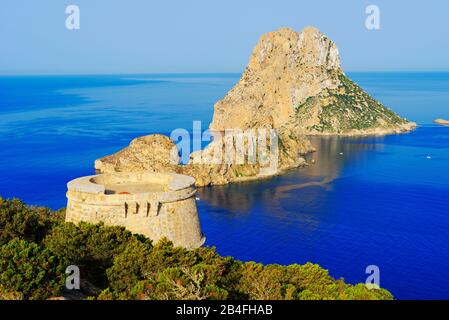 Torre des Savinar und Es Vedra Inseln im Hintergrund, Ibiza, Balearen, Spanien, Stockfoto