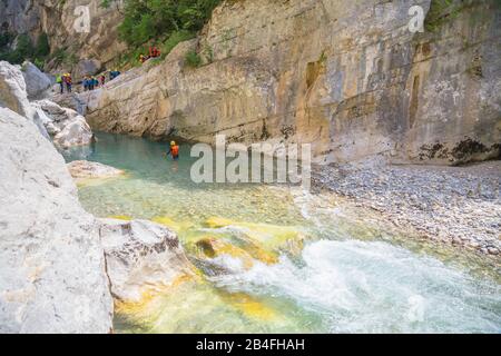 Menschen Canyoning in der Gorge du Verdon, Alpes de Haute Provence, Provence, Frankreich Stockfoto