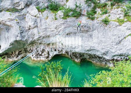 Man überquert den Fluss Verdon auf einem Seil, Gorge du Verdon, Alpes de Haute Provence, Provence, Frankreich Stockfoto